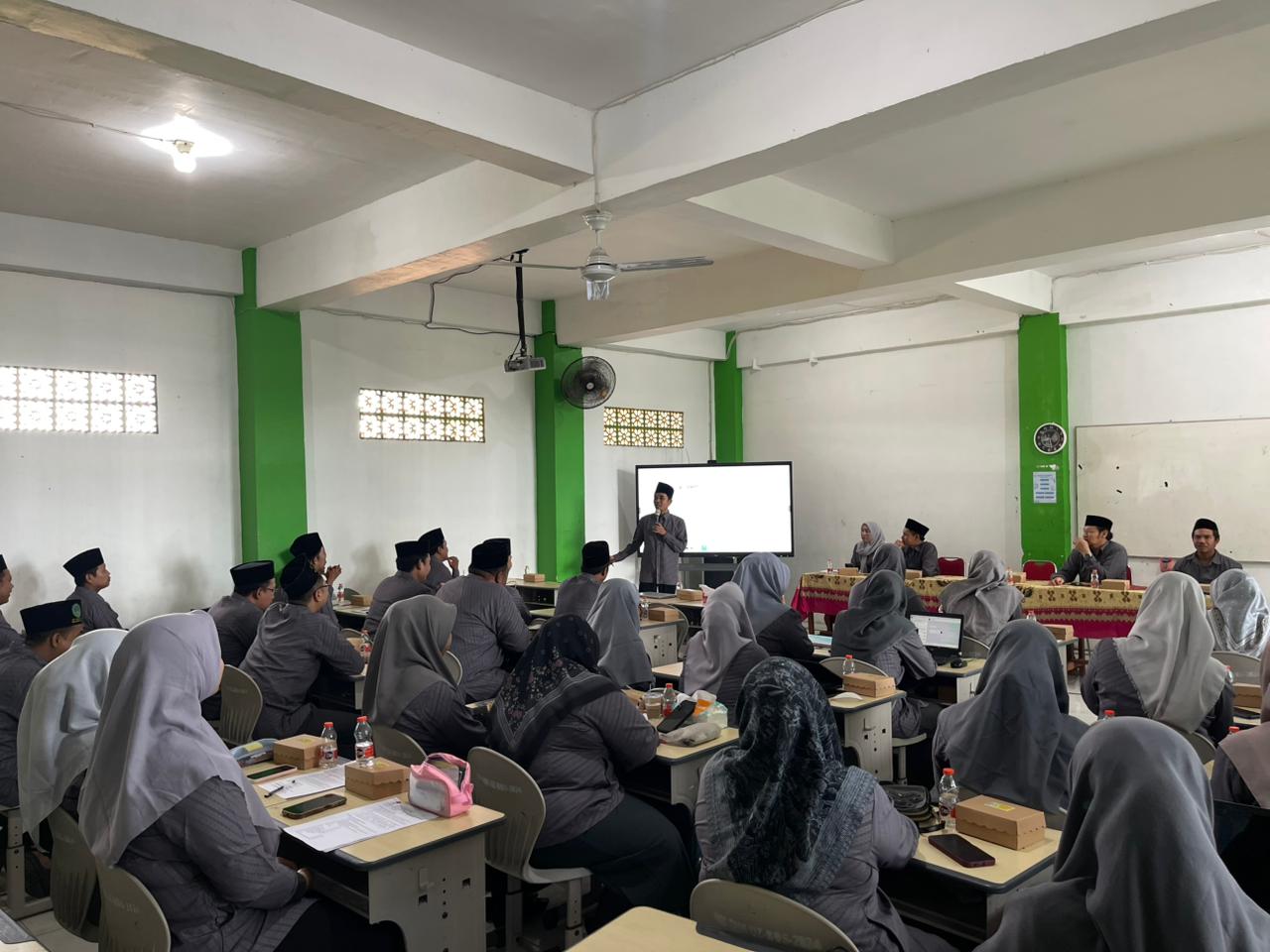 >RAPAT RUTIN DEWAN GURU