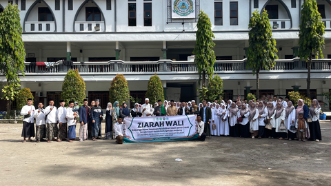 >Ziaroh Makam Tambak Beras
