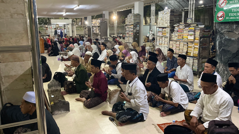 >Ziaroh Makam Sunan Ampel
